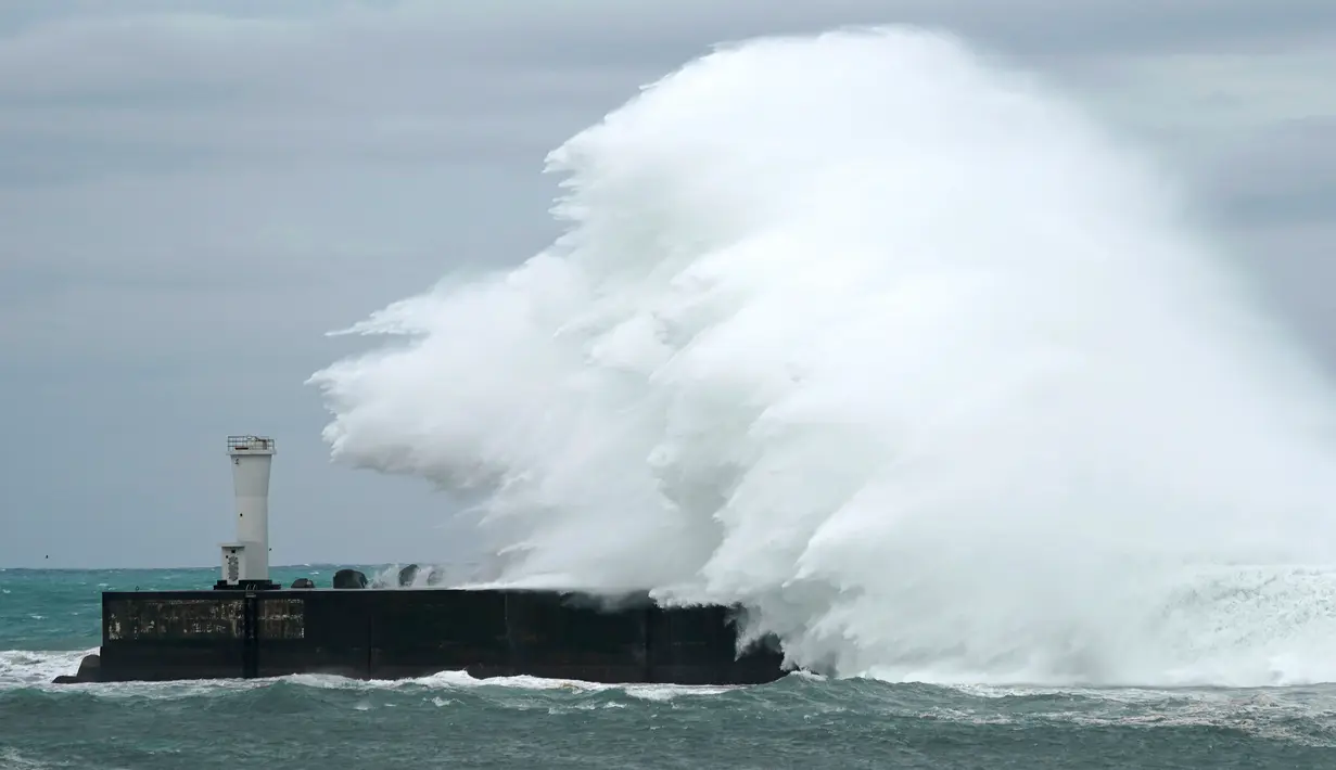 Ombak menghantam pemecah gelombang di sebuah pelabuhan di Kota Kiho, Prefektur Mie, Jepang, Jumat (11/10/2019). Badan Meteorologi Jepang (JMA) memprediksi Topan Hagibis akan menerjang kawasan Jepang pada akhir pekan ini. (AP Photo/Toru Hanai)