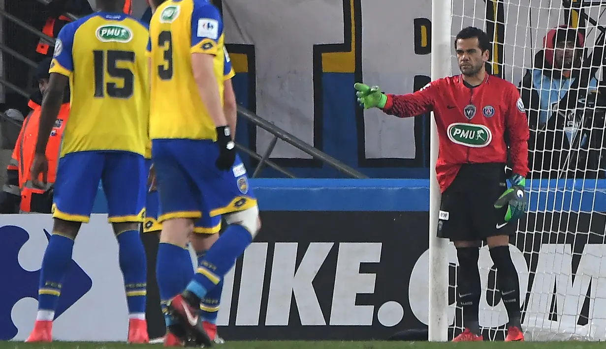 Pemain PSG, Dani Alves (kanan) menjadi kiper dadakan setelah Kevin Trapp mendapatkan kartu merahsaat melawan Sochaux. Ketika itu bek asal Brasil tersebut mampu menjalankan tugas dengan baik. (AFP/Patrik Hertzog)