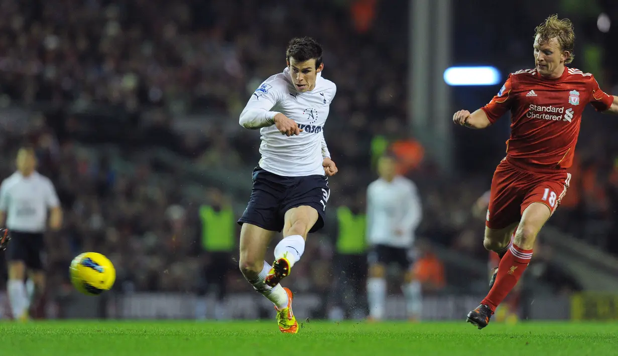 Garet Bale tampil sangat luar biasa ketika Tottenham bermain di kandang melawan Liverpool pada 2012. Dia membantu timnya meraih kemenangan 2-1. Bale membuat assist yang brilian untuk gol Aaron Lennon untuk memberi Spurs keunggulan di menit ketujuh. Dia kemudian menggandakan kedudukan dengan tendangan bebas pada menit ke-16. (AFP/Andrew Yates)