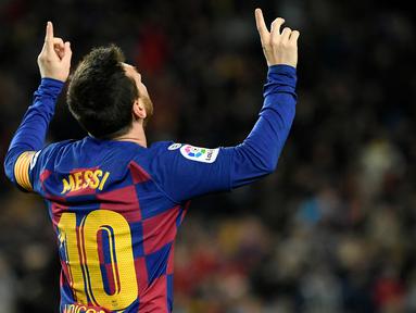 Lionel Messi telah mengenakan jersey nomor 10 di Barcelona yang dianggap sebagai nomor keramat sejak musim 2008/2009. Ia mampu menampilkan permainan terbaiknya dengan nomor tersebut hingga ujung kariernya di Blaugrana. Lantas, siapa yang layak mewarisi nomor 10? (Foto: AFP/Lluis Gene)