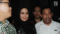 Model asal Manado, Fenny Steffy Burase seusai menjalani pemeriksaan di gedung KPK, Jakarta, Rabu (18/7). Steffy Burase diperiksa hampir 13 jam terkait kasus alokasi dana otonomi khusus (otsus) Aceh tahun anggaran 2018. (Merdeka.com/Dwi Narwoko)