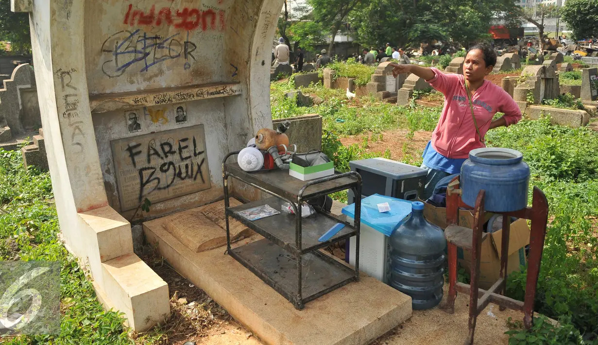 Warga mengumpulkan barang miliknya di kawasan TPU Menteng Pulo, Jakarta Selatan (7/4). Lebih dari seratus kepala keluarga digusur karena mereka menempati lahan dan mendirikan bangunan di tempat pemakaman umum. (Liputan6.com/Gempur M Surya)