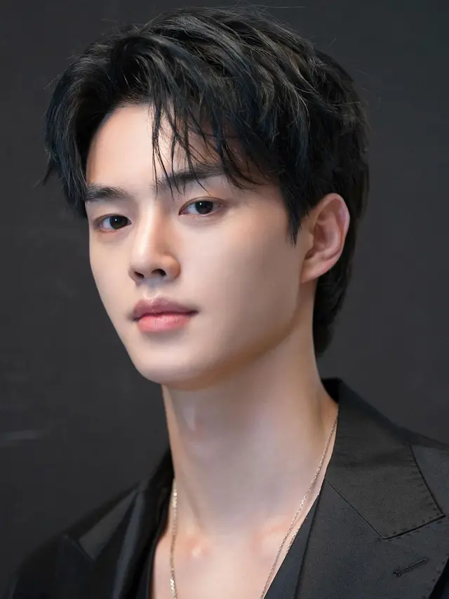 6 Potret Transformasi Gaya Rambut Songkang saat Berperan jadi Pembasmi Monster hingga Iblis Tampan