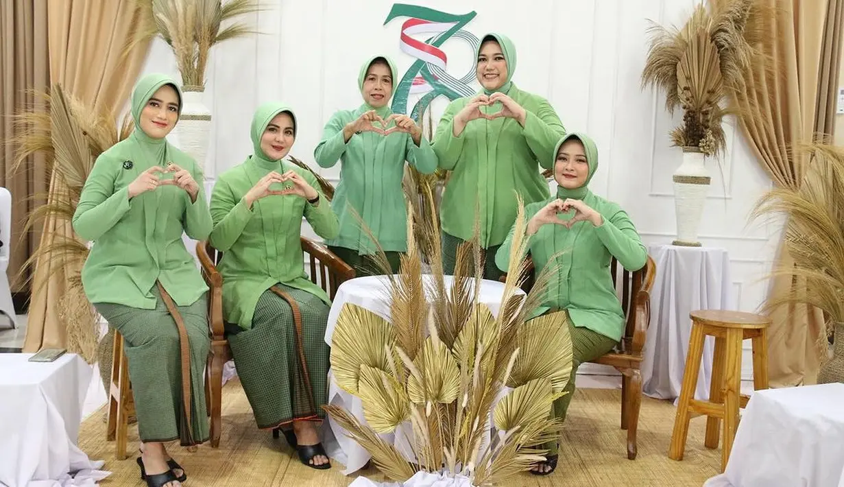 Disempurnakan dengan pulasan makeup flawless yang berfokus pada aplikasi lipstik merah pada bibirnya. .[@julianamoechtar]