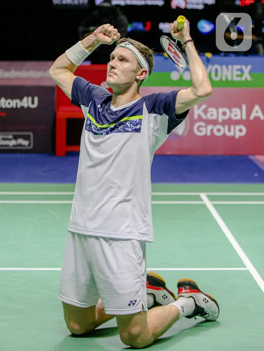Pebulu tangkis tunggal putra Denmark Viktor Axelsen melakukan selebrasi usai mengalahkan pebulu tangkis tunggal putra China Zhao Jun Peng pada pertandingan final East Ventures Indonesia Open 2022 di Istora Senayan, Jakarta, Minggu (19/6/2022). Viktor Axelsen menjuarai tunggal putra East Ventures Indonesia Open 2022 usai mengalahkan Zhao Jun Peng dengan skor 21-9, 21-10. (Liputan6.com/Faizal Fanani)