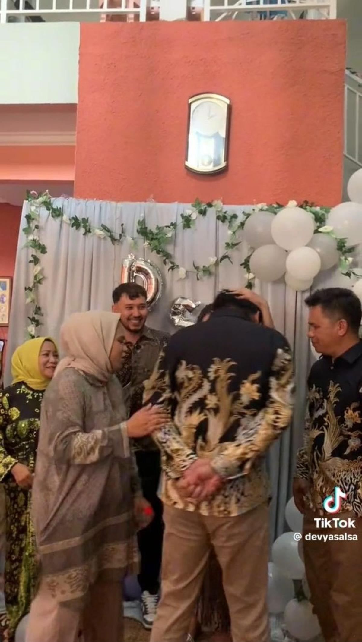 Dengan malu-malu, adiknya yang sejak tadi menatap sambil menahan tangis ini pun maju. Kakaknya juga langsung mengusap rambut adiknya penuh kasih sayang.