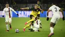 Striker Borussia Dortmund, Erling Braut Haaland, merayakan gol yang dicetaknya ke gawang Paris Saint-Germain pada leg pertama 16 besar Liga Champions di Signal Iduna Park, Dortmund, Rabu (19/2) dini hari WIB. Dortmund menang 2-1 atas PSG. (AFP/Ina Fassbender)