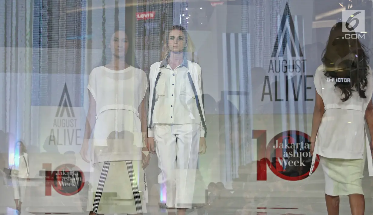 Model berjalan diatas catwalk membawakan rancangan Agust Alive di Jakarta Fashion Week (JFW) 2018 di Senayan City, Jakarta, Selasa (25/10). Agust Alive merupakan karya dari desainer Korea Selatan, Park Se-Jin. (Liputan6.com/Herman Zakharia)