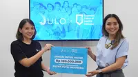Annisa Primalia Nanda, Corporate Partnerships Manager UNICEF Indonesia (kanan) menerima donasi secara simbolik dari Mikhal Anindita, Head of Marketing JULO (kiri). (Ist)