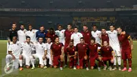 Skuat AS Roma terbagi dalam dua tim yaitu Tim Putih dan Tim Merah pada pertandingan pra-musim di SUGBK, Jakarta, Sabtu (25/7/2015). (Liputan6.com/Herman Zakharia)