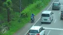 Pengendara motor memutar arah setelah memasuki Tol Ulujami - Serpong, Tangerang Selatan, Jumat (14/4). Minimnya rambu dan penjagaan petugas, membuat pengendara motor tersebut terjebak masuk ke jalur menuju pintu Tol. (Liputan6.com/Helmi Afandi)