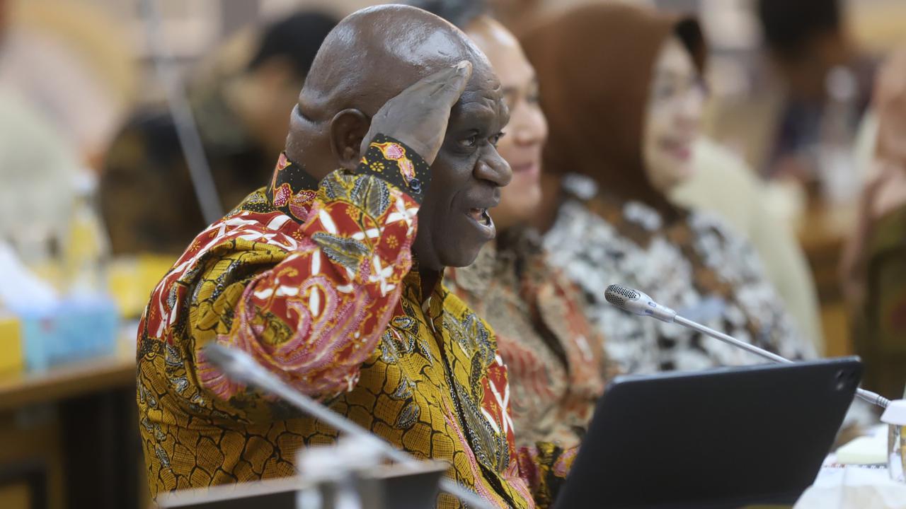 Menteri HAM Natalius Pigai rapat kerja dengan Komisi XIII DPR