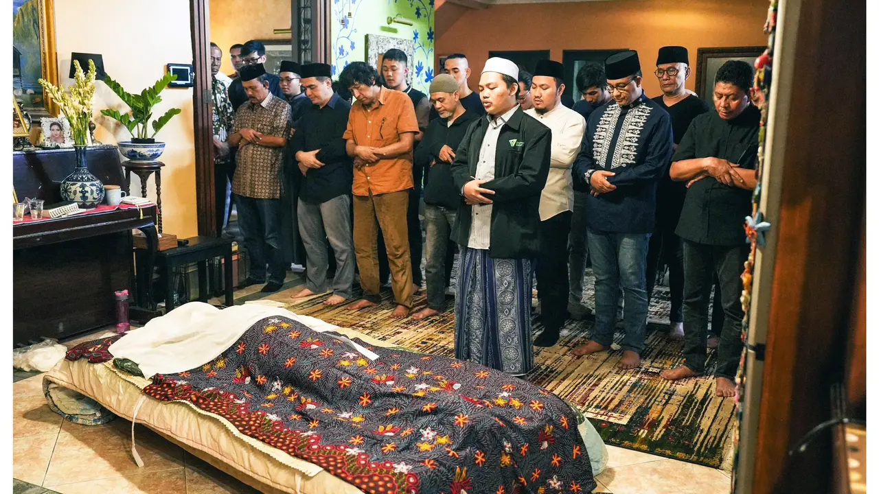 Anies Baswedan Menyalatkan Jenazah Marissa Haque