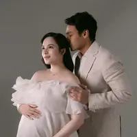 Rambut panjangnya ditata rapi bergaya soft wave dengan belahan samping yang terlihat anggun [@chelseaislan]