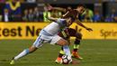 Pemain Uruguay, Alvaro Gonzalez  (kiri) berebut bola dengan pemain Venezuela, Arquimedes Figuera ada babak penyisihan grup C Copa America Centenario 2016 di Stadion Lincoln Financial Field, Philadelphia, AS, (10/6/2016). (AFP/Don Emmert)