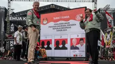 Calon Presiden dan Calon Wakil Presiden nomor urut 3 Ganjar Pranowo dan Mahfud Md saat kampanye akbar pemilu 2024 di Semarang, Jawa Tengah, pada 10 Februari 2024. (JUNI KRISWANTO/AFP)