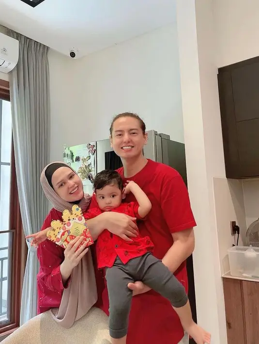 Memiliki darah keturunan Tionghoa membuat Roger tetap merayakan Imlek. Tahun mereka tampil dengan cukup santai. Roger mengenakan atasan warna merah, Cut Meyriska mengenakan blouse warna merah dengan pashmina, sementara putranya mengenakan kemeja merah. (Instagram/rogerojey).