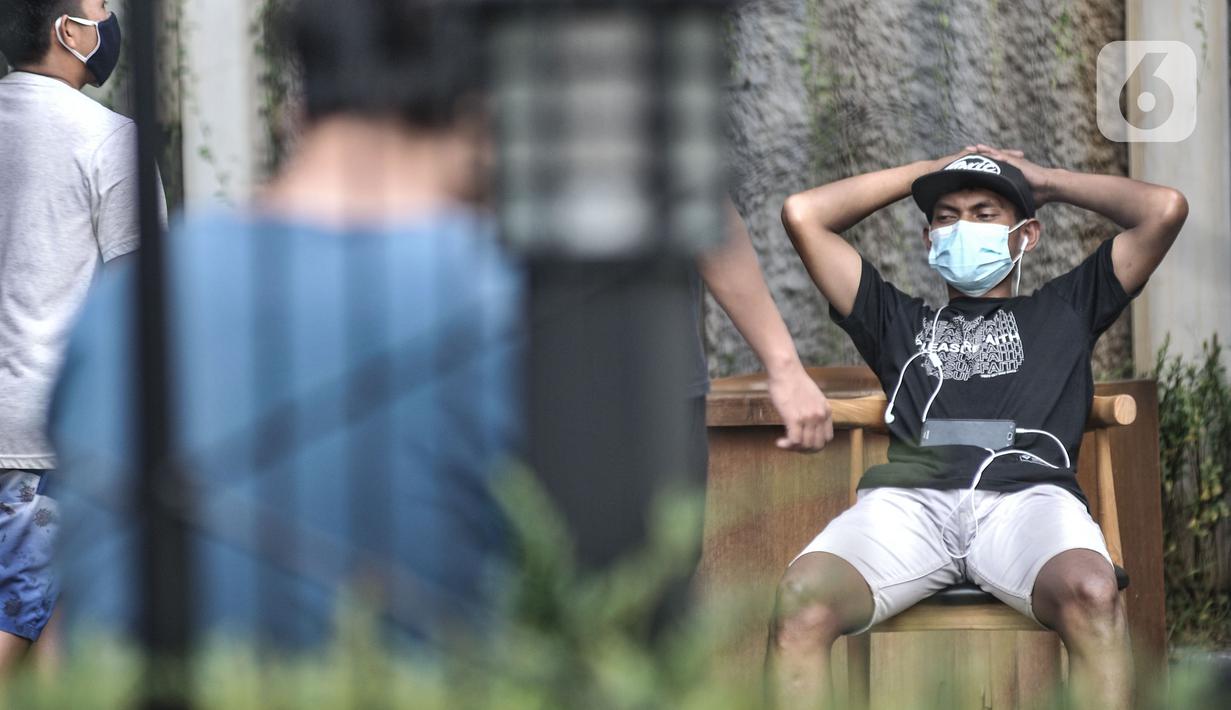 Seorang pasien positif Covid-19 berjemur saat menjalani isolasi mandiri di sebuah hotel kawasan Salemba, Jakarta, Senin (22/2/2021). Para pasien Covid-19 memilih hotel dengan alasan lebih nyaman dan privasi dibandingkan rumah sakit meskipun mengeluarkan biaya lebih.  (merdeka.com/Iqbal S. Nugroho)