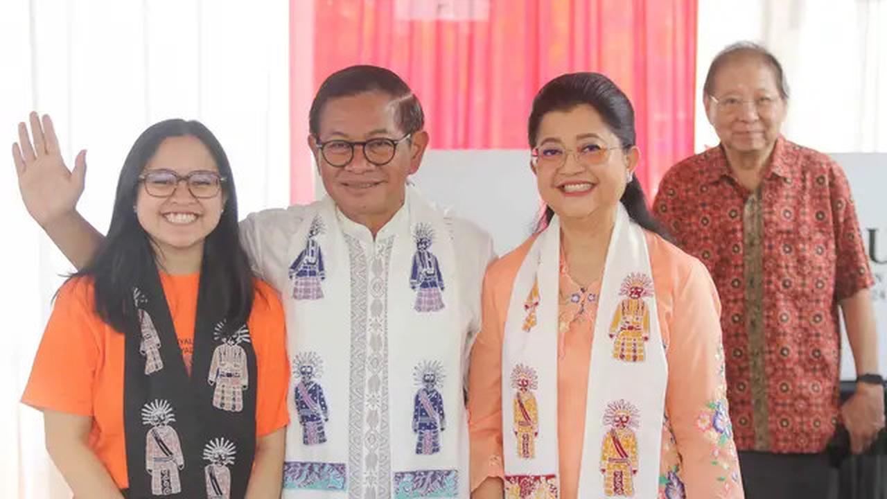 Ditemani Istri dan Anaknya, Pramono Anung Gunakan Hak Pilihnya di TPS 046 Cipete Selatan