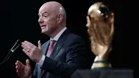 Berdiri di samping Trofi Piala Dunia, Presiden FIFA, Gianni Infantino, menyampaikan pidato pada pertemuan musim dingin Konferensi Walikota AS pada 29 Januari 2026 di Washington, DC. Infantino mempromosikan Piala Dunia 2026, yang akan diselenggarakan bersama oleh Amerika Serikat, Kanada, dan Meksiko, menyoroti potensi manfaatnya bagi kota dan komunitas tuan rumah. (Alex Wong/Getty Images via AFP)