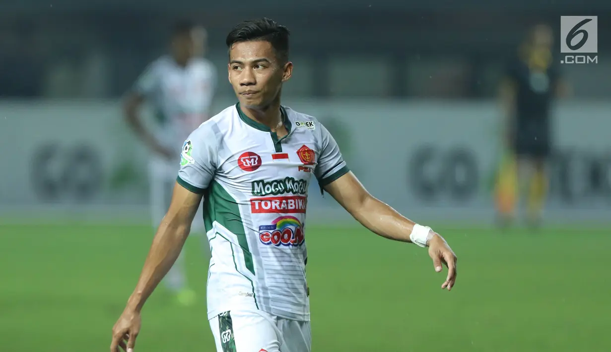 Penyerang PS TNI, Ahmad Nufiandani mengenakan pita hitam saat lawan Persija pada lanjutan Liga 1 Indonesia di Stadion Patriot Candrabhaga, Bekasi, Sabtu (30/9). Pemakaian Pita hitam untuk mengenang para pahlawan revolusi. (Liputan6.com/Helmi Fithriansyah)