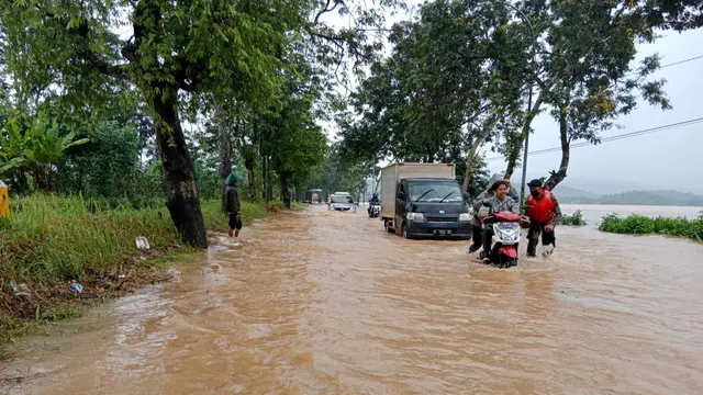 Banjir ruas Kroya, Cilacap menuju Banyumas, Jawa Tengah. (Foto: dok. Relawan Fortasi/Liputan6.com)