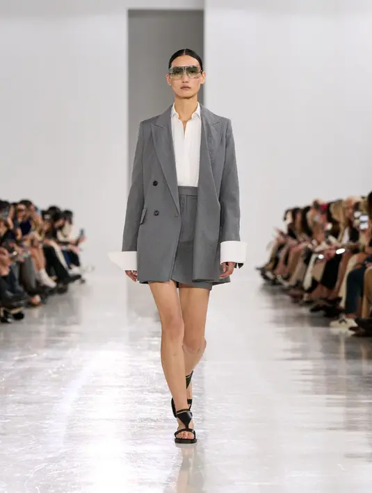 Elemen dramatis juga ditambahkan pada desainnya, mulai dari potongan lengan lebar dan detail unik lainnya yang memberikan karakter pada setiap busana. [Dok/MaxMara].