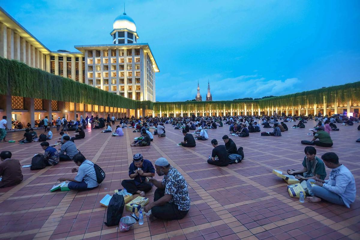 FOTO: Ribuan Jemaah Berbuka Puasa di Masjid Istiqlal pada Hari Pertama Ramadan