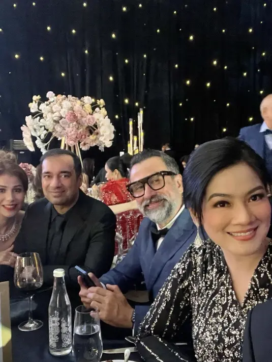 Untuk menyempurnakan gayanya, ia tampak menawan dengan anting glamor yang melengkapi gayanya. [Foto: Instagram/ Titi Kamal]