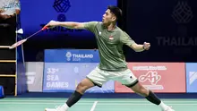 Tunggal putra Indonesia Mohammad Zaki Ubaidillah pecundangi unggulan pertama asal Singapura Loh Kean Yew pada perempat final cabang bulu tangkis nomor perorangan SEA Games 2025 di Thamasat Rangsit Gymnasium 4, Jumat (12/12). (foto: PBSI)