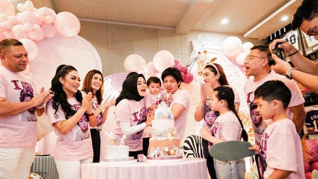 6 Potret Ulang Tahun Ameena yang ke-1 Tahun, Dirayakan Meriah Bareng Anak Yatim