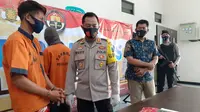 Dua pemuda di Kebumen dibekuk polisi lantaran diduga merudapaksa seorang gadis bergiliran karena kerap menonton film porno Jepang. (Foto: Liputan6.com/Polres Kebumen)