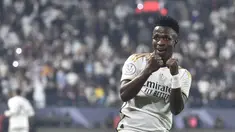 Pemain Real Madrid, Vinicius Junior melakukan selebrasi setelah mencetak gol ke gawang Barcelona pada laga final Piala Super Spanyol di Stadion King Saud University, Riyadh, Arab Saudi Senin (15/1/2024) dini hari WIB. Real Madrid menang dengan skor 4-1. (AP Photo)