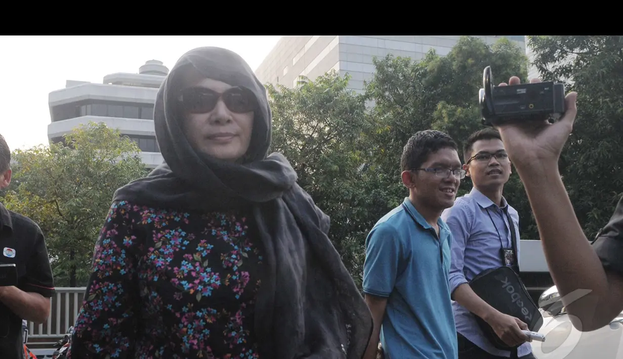 Berdasarkan informasi yang dihimpun, penyidik akan menggali informasi dari Ratu Rita terkait transaksi suap yang dilakukan suaminya dan Romi Herton , Jakarta, Selasa (19/8/2014) (Liputan6.com/Herman Zakharia)