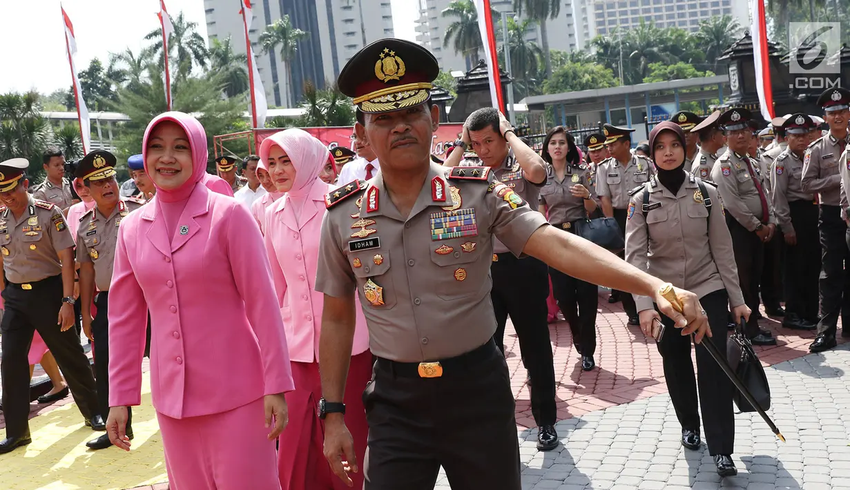 Kapolda Metro Jaya Irjen Idham Azis melambaikan tangan saat acara pisah sambut di Polda Metro Jaya  Jakarta, Rabu (26/7). Idham Azis resmi menjabat sebagai Kapolda Metro Jaya menggantikan M. Iriawan. (Liputan6.com/Immanuel Antonius)