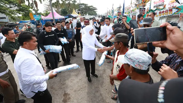 Gubernur Khofifah Temui Ratusan Nelayan di Banyuwangi, Salurkan Bantuan dan Dengarkan Aspirasi