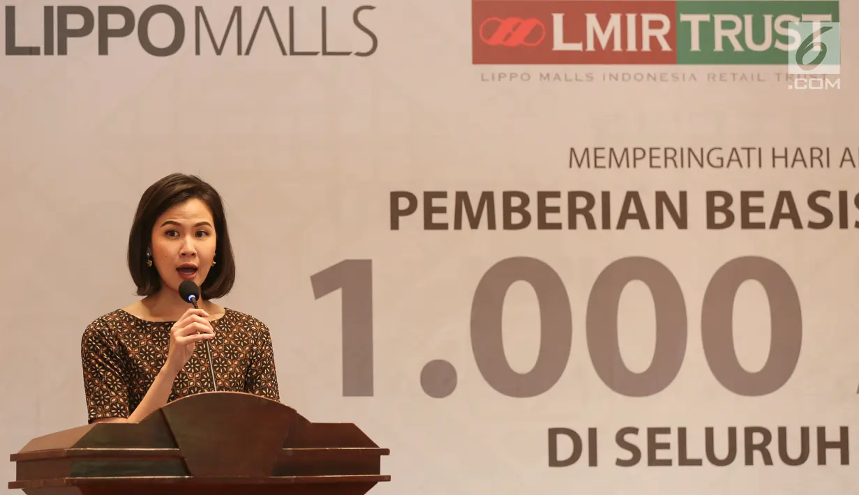 Executive Committe Yayasan Pendidikan Pelita Harapan (YPPH) Stephanie Riady memberikan sambutan pada acara pemberian beasiswa pendidikan 1000 Anak Indonesia di Jakarta, Selasa (6/8/2019). Beasiswa diberikan kepada anak-anak di Sumatera, Sulawesi, NTT dan Papua. (Liputan6.com/Fery Pradolo)