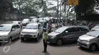 Kepadatan kendaraan di Jalan Galungung yang menghindari kawasan Sudirman, Jakarta, Selasa (30/8). Pembatasan kendaraan bermotor berdasarkan pelat nomor ganjil dan genap di sejumlah jalan protokol di Jakarta resmi diberlakukan. (Liputan6.com/Yoppy Renato)