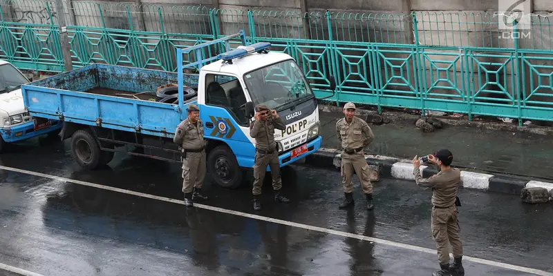 Dijaga Satpol PP, Kawasan Senen Bebas PKL