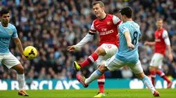 Duel antara pemain Arsenal Jack Wilshere dan Manchester City Samir Nasri pada pertandingan sepak bola Liga Utama Inggris antara Manchester City dan Arsenal di Stadion Etihad, Sabtu 14 Desember 2013.(AFP/Paul Ellis)