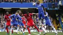 Gelandang Chelsea, N'Golo Kante, membuang bola saat melawan Leicester pada laga Premier League di Stadion Stamford Bridge, London, Sabtu (15/10/2016). Chelsea menang 3-0 atas Leicester. (Reuters/Peter Nicholls)