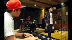 Eros Tjokro mengaku belajar menyanyi secara otodidak, Studio AB, Jakarta. Foto diambil pada Selasa (27/1/2015). (Liputan6.com/Faisal R Syam)