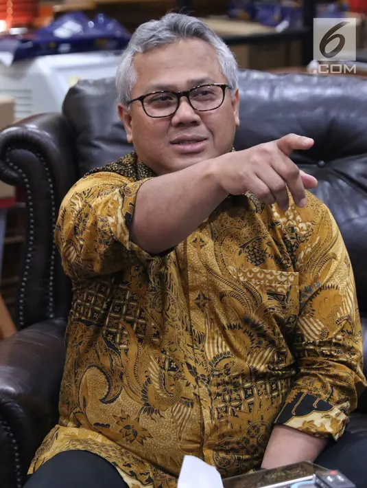 Ketua KPU RI, Arief Budiman saat menerima audiensi perwakilan Asosiasi Pengajar Hukum Tata Negara di Jakarta, Selasa (27/11). Pertemuan untuk menindaklanjuti putusan MK, MA dan PTUN. (Liputan6.com/Helmi Fithriansyah)