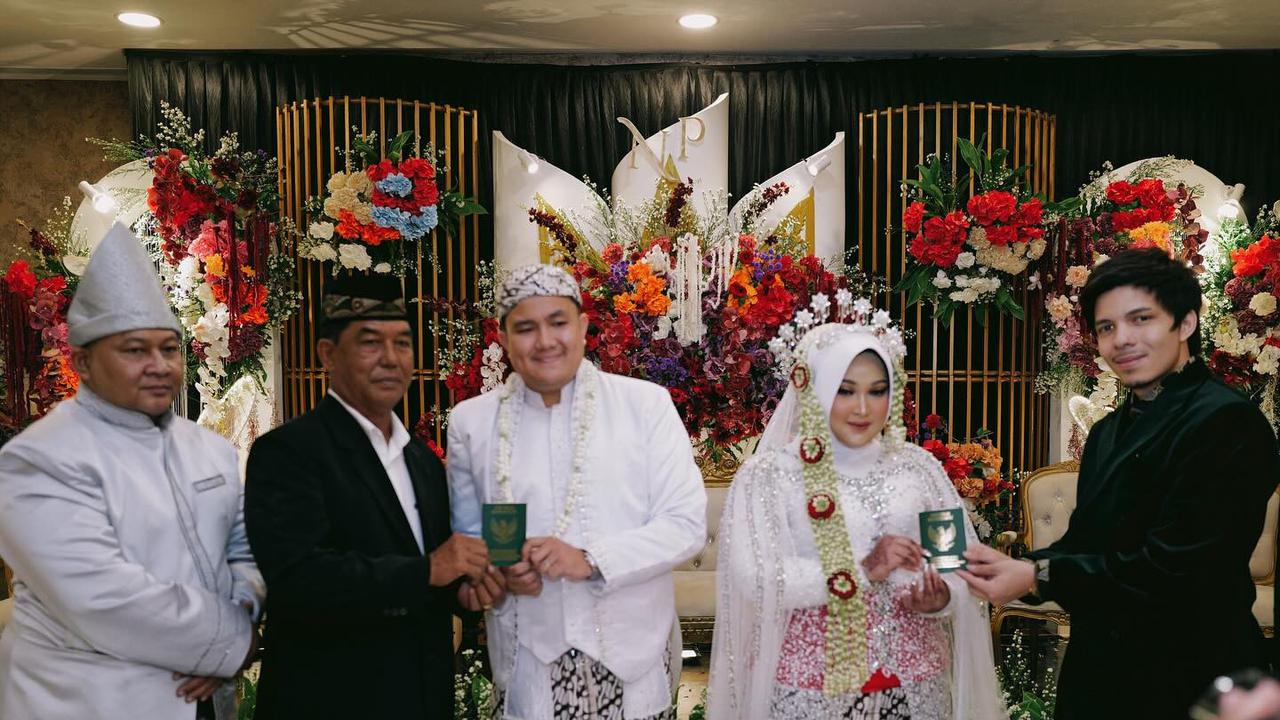 7 Potret Atta Halilintar Jadi Saksi Nikah Karyawannya, Tampil Formal - Disebut Lebih Ganteng Tanpa Kacamata Hitam