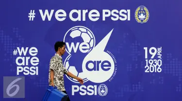 Seorang pria melintas di depan banner HUT PSSI ke-86 di Stadion GBK Jakarta, Selasa (19/4/2016). Setahun pasca dibekukan oleh Kemenpora, PSSI merayakan hari jadinya secara sederhana. (Liputan6.com/Helmi Fithriansyah)
