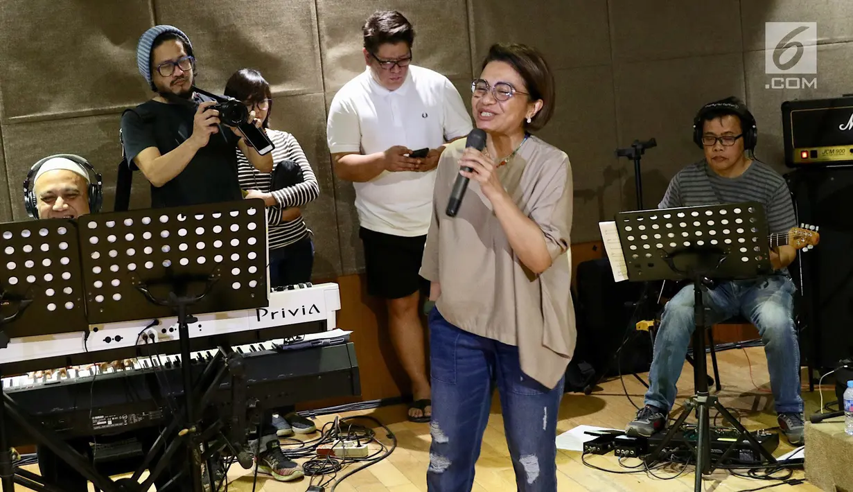 Gaya penyanyi Ruth Sahanaya saat berlatih jelang konser tunggalnya di Jakarta, Jumat (16/3). Konser tersebut sekaligus merupakan perayaan tiga dekade karier musik Ruth Sahanaya. (Liputan6.com/Immanuel Antonius)