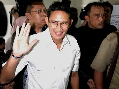 Wakil Gubernur DKI Jakarta Sandiaga Uno bersiap menjalani pemeriksaan di Polda Metro Jaya, Jakarta, Selasa (30/1). Sandiaga diperiksa terkait dugaan penggelapan lahan. (Liputan6.com/Immanuel Antonius)