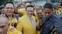 Ketua Umum Partai Golkar Agung Laksono (tengah) usai mengikuti sidang putusan Mahkamah Partai Golkar di DPP Partai Golkar, Jakarta, Selasa (3/3/2015). Mahkamah Partai memenangkan kubu Agung. (Liputan6.com/Andrian M Tunay)