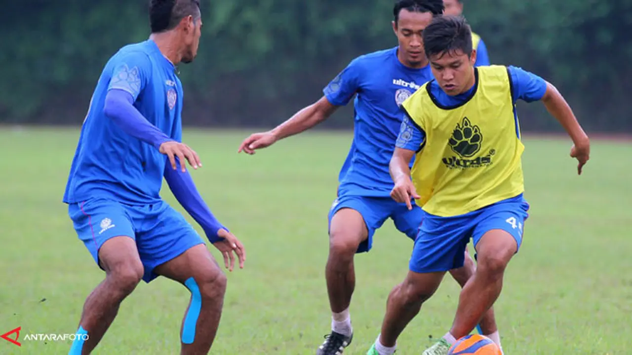 latih-tanding-arema-130711b.jpg