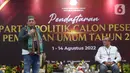 Ketua Umum Partai Negeri Daulat Indonesia (Pandai) Farhat Abbas memberikan keterangan saat mendaftarkan partai politiknya di Gedung Komisi Pemilihan Umum Republik Indonesia, Jakarta, Senin (1/8/2022). Farhat Abbas tampil mengenakan peci, jaket dan celana jeans saat mendaftar partainya ke KPU RI. (Liputan6.com/Angga Yuniar)